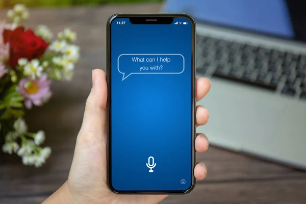 Telefono Cellulare Femminile Con App Assistente Personale Sullo Schermo Sulla — Foto Stock