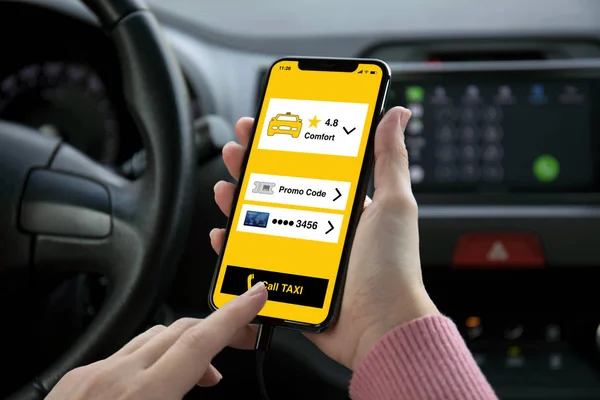 Женщины Держат Телефон Приложением Вызов Такси Экране Машине — стоковое фото