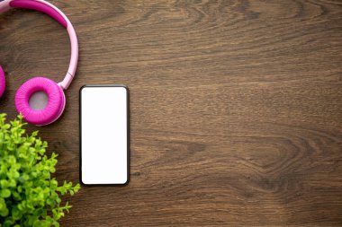 dokunmatik telefon ile izole kulaklık ile ahşap bir masa ekranda