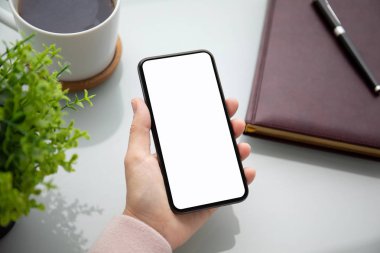 tablonun üst kısmındaki izole ekran ile dokunmatik telefon ofiste tutmak el