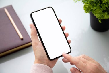 tablonun üst kısmındaki izole ekran ile dokunmatik telefon ofiste tutmak el