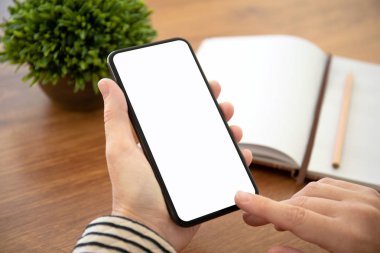 tablonun üst kısmındaki izole ekran ile dokunmatik telefon ofiste tutan eller