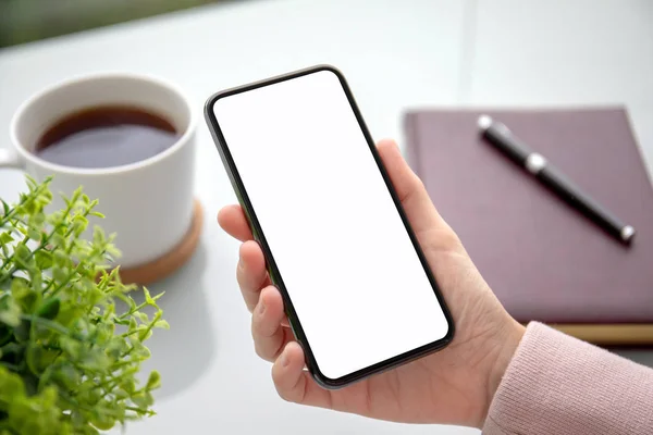 Mano Femenina Sosteniendo Teléfono Táctil Con Pantalla Aislada Sobre Mesa — Foto de Stock