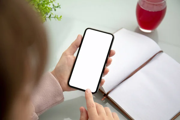 Mãos Mulher Segurando Telefone Toque Com Tela Isolada Acima Mesa — Fotografia de Stock