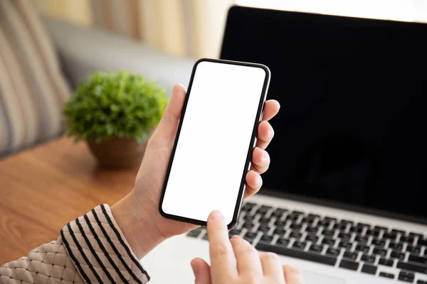 Main Féminine Tenant Téléphone Tactile Avec Écran Isolé Dessus Table — Photo