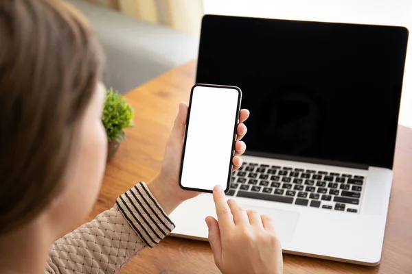 Frauenhände Halten Touchphone Mit Isoliertem Bildschirm Über Dem Tisch Mit — Stockfoto