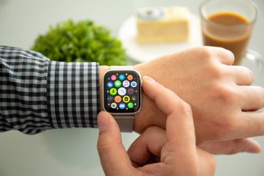 Aluşta, Rusya - 6 Kasım 2018: Adam el ile Apple Watch serisi 4 içinde belgili tanımlık ev. Apple Watch oluşturuldu ve Apple Inc tarafından geliştirildi.
