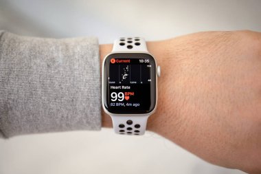 Aluşta, Rusya - 6 Kasım 2018: Adam eliyle Apple Watch serisi 4 kalp hızı ile üstünde belgili tanımlık perde. Apple Watch oluşturuldu ve Apple Inc tarafından geliştirildi.