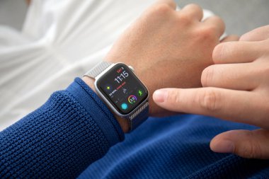 Aluşta, Rusya - 3 Kasım 2018: Adam el ile Apple Watch serisi 4 içinde belgili tanımlık ev. Apple Watch oluşturuldu ve Apple Inc tarafından geliştirildi.