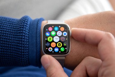Aluşta, Rusya - 3 Kasım 2018: Adam el ile Apple Watch serisi 4 içinde belgili tanımlık ev. Apple Watch oluşturuldu ve Apple Inc tarafından geliştirildi.