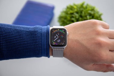 Aluşta, Rusya - 3 Kasım 2018: Adam el ile Apple Watch serisi 4 içinde belgili tanımlık ev. Apple Watch oluşturuldu ve Apple Inc tarafından geliştirildi.