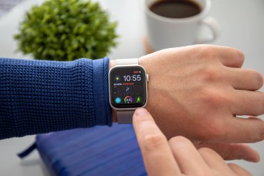 Aluşta, Rusya - 3 Kasım 2018: Adam el ile Apple Watch serisi 4 içinde belgili tanımlık ev. Apple Watch oluşturuldu ve Apple Inc tarafından geliştirildi.