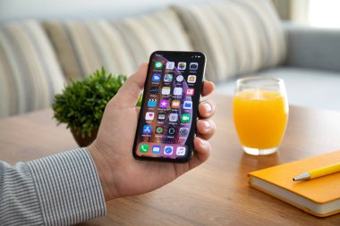Aluşta, Rusya - 8 Ekim 2018: Ana ekran IOS ile iphone X tutan adam el. iPhone 10 oluşturuldu ve Apple Inc tarafından geliştirildi.