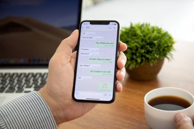 Aluşta, Rusya - 8 Ekim 2018: sosyal ağ hizmeti Whatsapp üstünde belgili tanımlık perde ile iphone X tutan kadın. iPhone 10 oluşturuldu ve Apple Inc tarafından geliştirildi.
