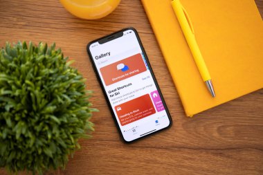 Aluşta, Rusya - 8 Ekim 2018: iphone X ile ana ekran app Shortcuts. iPhone 10 oluşturuldu ve Apple Inc tarafından geliştirildi.