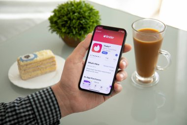 Aluşta, Rusya - 6 Kasım 2018: sosyal ağ hizmeti KAV üstünde belgili tanımlık perde ile iphone X tutan adam el. iPhone 10 oluşturuldu ve Apple Inc tarafından geliştirildi.