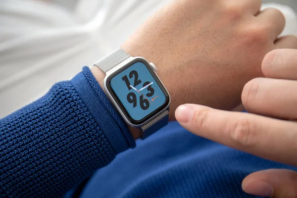 Ałuszta Rosja Listopada 2018 Ręka Człowieka Apple Watch Series Nike — Zdjęcie stockowe