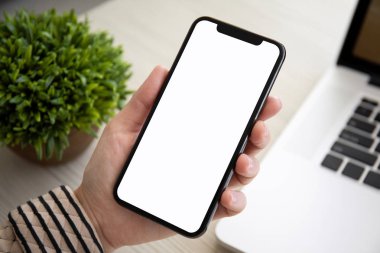 tablonun üst kısmındaki izole ekran ile dokunmatik telefon ofiste tutmak el