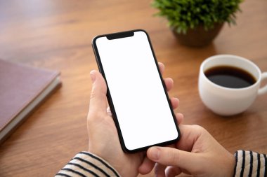 tablonun üst kısmındaki izole ekran ile dokunmatik telefon ofiste tutmak el