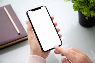tablonun üst kısmındaki izole ekran ile dokunmatik telefon ofiste tutmak el