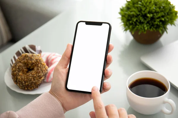 Mano Femenina Sosteniendo Teléfono Táctil Con Pantalla Aislada Sobre Mesa — Foto de Stock