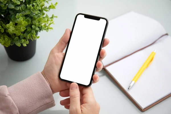 Mano Femenina Sosteniendo Teléfono Táctil Con Pantalla Aislada Sobre Mesa — Foto de Stock