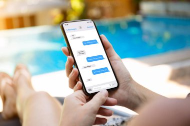 kadın üstünde belgili tanımlık perde telefon app messenger ile tutarak havuzu tarafından 