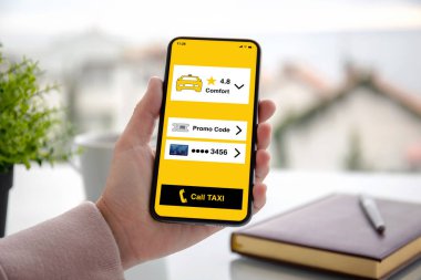 dokunmatik telefon app taksi tablosunun üstünde ekranda kafede tutan el