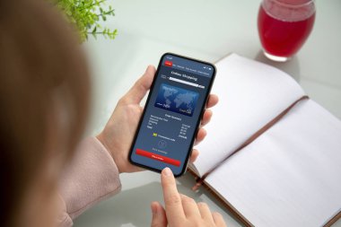 eller kadın ofiste tabloda yukarıda ekranda app online alışveriş ile dokunmatik telefon tutarak