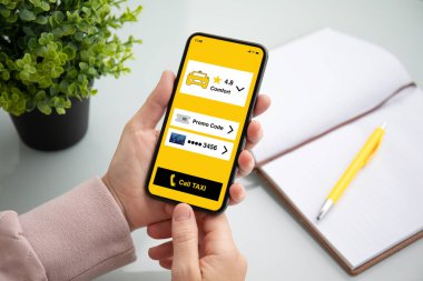 dokunmatik telefon ekranında tablosunun üstünde app taksi ile ofiste tutmak el