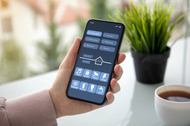 dokunmatik telefon app ile kafede tablonun üst ekranda ana sayfa Akıllı tutan el
