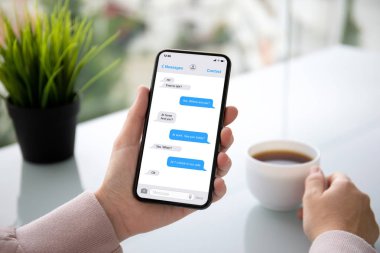 tablonun üst kısmındaki kafede ekranda dokunmatik telefon app messenger ile tutarak el