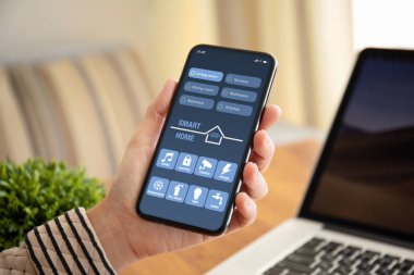 dokunmatik telefon app ile dizüstü bilgisayar ile tablonun üst ekranda ana sayfa Akıllı tutan el 