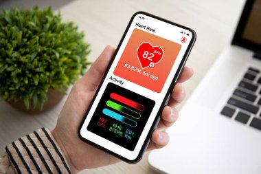 tablonun üst kısmındaki ofiste ekranda dokunmatik telefon app kalp ve aktivite tutan el