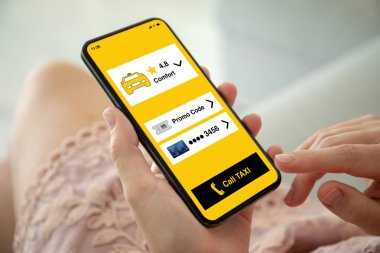 pembe elbise holding telefon app taksi üstünde belgili tanımlık perde ile kadında 