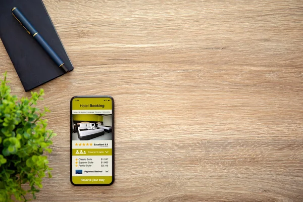 Telefon Rezervace Hotelu Aplikace Obrazovce Dřevěný Stůl Notebookem — Stock fotografie