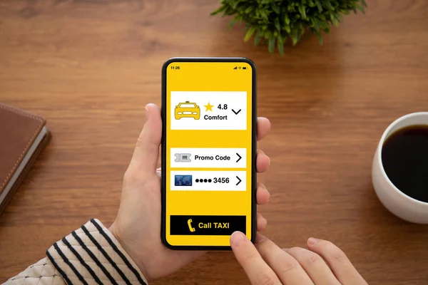 Mão Feminina Segurando Telefone Toque Com Táxi Aplicativo Tela Acima — Fotografia de Stock