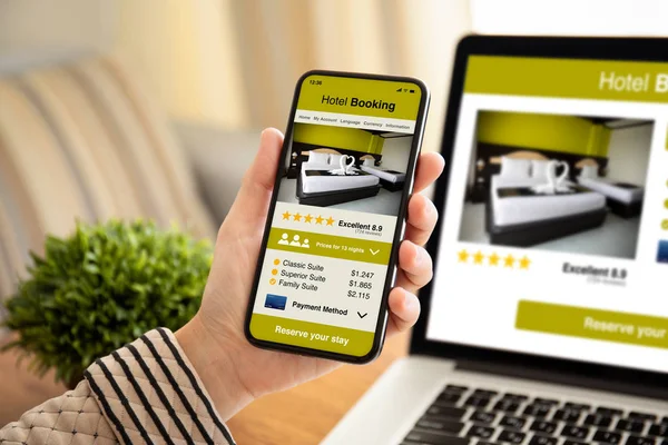 Telefon app otel rezervasyonu laptop ve ekran ile ofise tutarak el