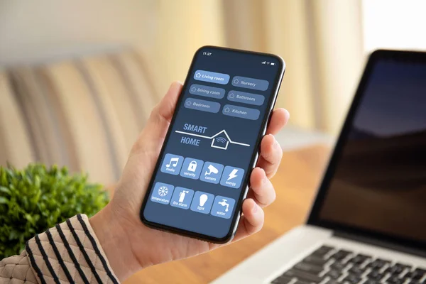 Kvinnliga Handen Håller Touch Telefon Med App Smart Hem Skärmen — Stockfoto