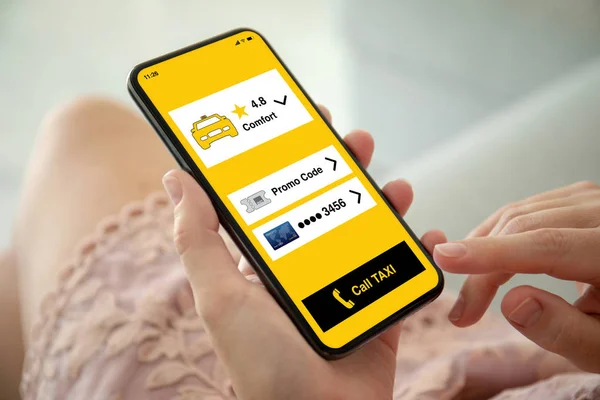 Mulher Vestido Rosa Segurando Telefone Com Aplicativo Táxi Tela — Fotografia de Stock