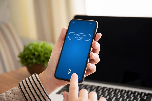 Vrouwelijke Hand Met Touch Telefoon Met App Persoonlijke Assistent Scherm — Stockfoto