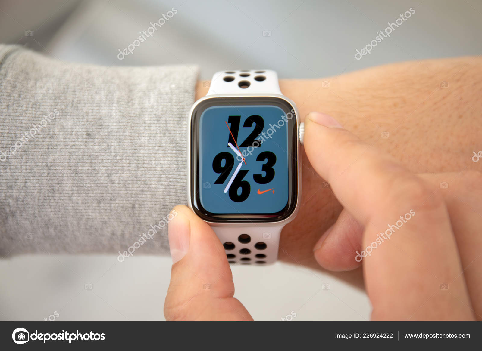 apple watch 4 on hand
