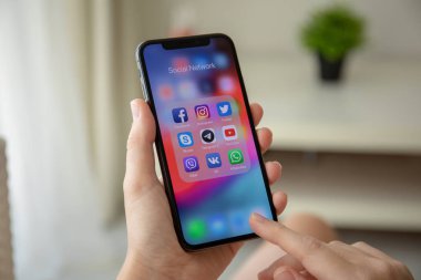 Aluşta, Rusya - 29 Temmuz 2018: kadın el iphone X sosyal ağ haberci üstünde belgili tanımlık perde ile tutarak. iPhone 10 oluşturuldu ve Apple Inc tarafından geliştirildi.