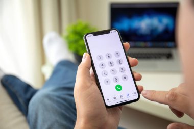 Aluşta, Rusya - 29 Temmuz 2018: iphone X ile telefon sayı üstünde belgili tanımlık perde tutan adam el. iPhone 10 oluşturuldu ve Apple Inc tarafından geliştirildi.