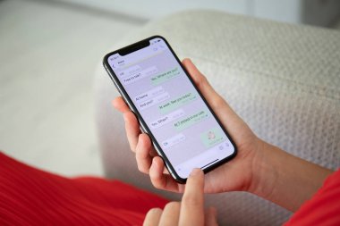 Aluşta, Rusya - 27 Eylül 2018: sosyal ağ hizmeti Whatsapp üstünde belgili tanımlık perde ile iphone X tutan kadın. iPhone 10 oluşturuldu ve Apple Inc tarafından geliştirildi.