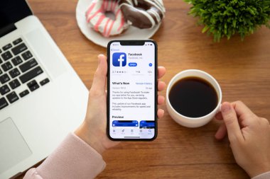 Aluşta, Rusya - 28 Eylül 2018: sosyal ağ hizmeti Facebook üstünde belgili tanımlık perde ile iphone X tutan kadın. iPhone 10 oluşturuldu ve Apple Inc tarafından geliştirildi.