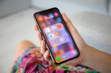 Aluşta, Rusya - 27 Eylül 2018: üst Internet alışveriş hizmet üstünde belgili tanımlık perde ile iphone X tutan kadın. iPhone on oluşturuldu ve Apple Inc tarafından geliştirildi.