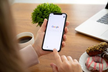 Aluşta, Rusya - 28 Eylül 2018: sosyal ağ hizmeti Google üstünde belgili tanımlık perde ile iphone X tutan kadın. iPhone oluşturuldu ve Apple Inc tarafından geliştirildi.