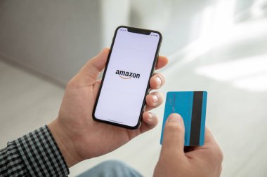 Aluşta, Rusya - 9 Ekim 2018: Internet Servisi Amazon üstünde belgili tanımlık perde alışveriş ile iphone X tutan adam. iPhone 10 oluşturuldu ve Apple Inc tarafından geliştirildi.