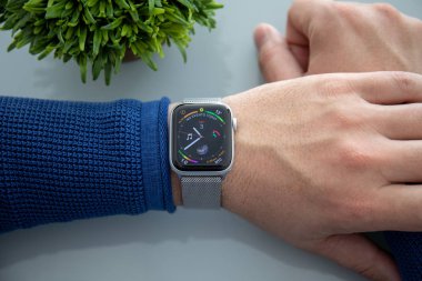 Aluşta, Rusya - 3 Kasım 2018: Adam eliyle Apple Watch serisi 4 masanın üzerinde. Apple Watch oluşturuldu ve Apple Inc tarafından geliştirildi.